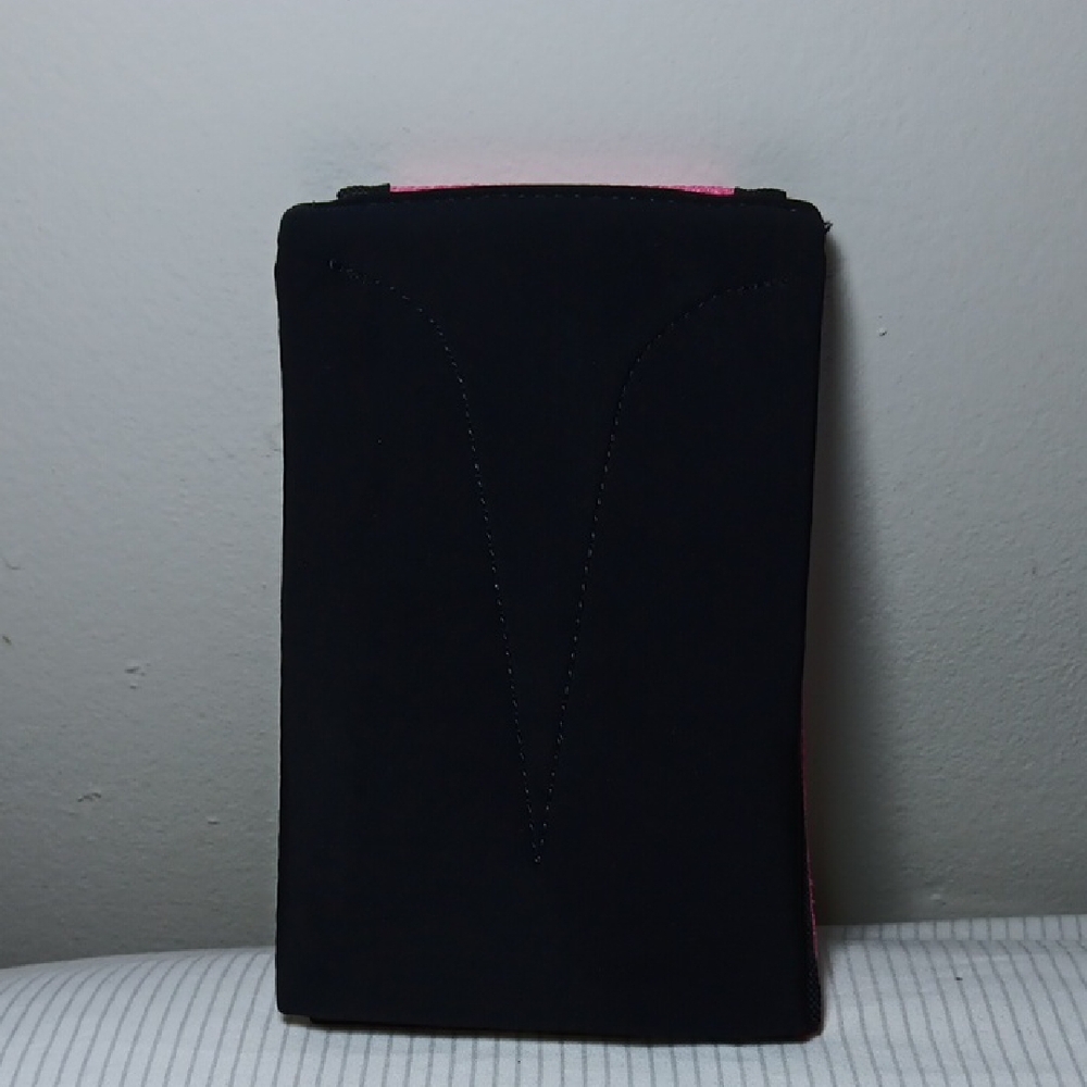 Running Buddy Mini Magnetic Pink Mesh Phone Holder - Picture 4 of 6